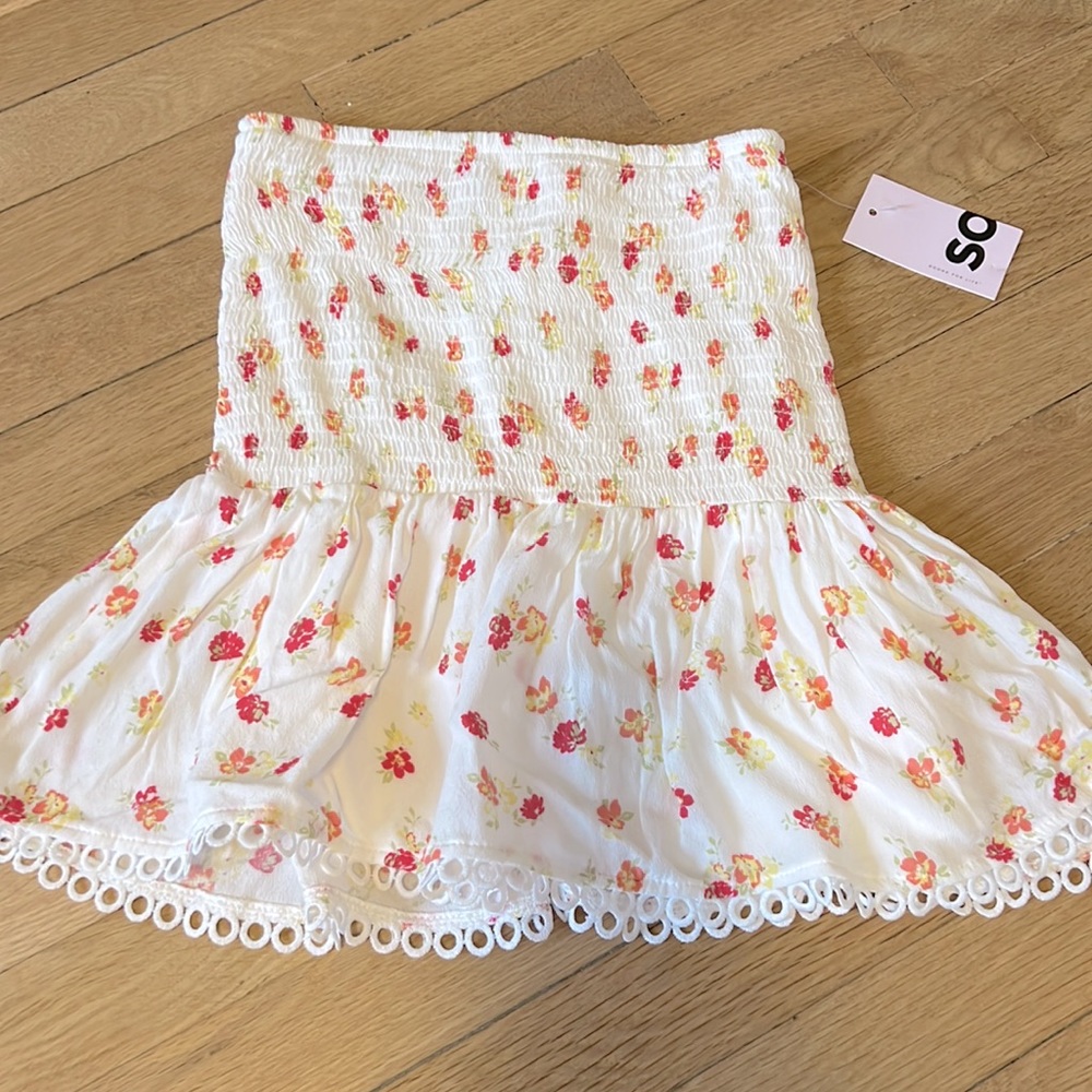 NWT- stretchy and flouncy floral tube top.